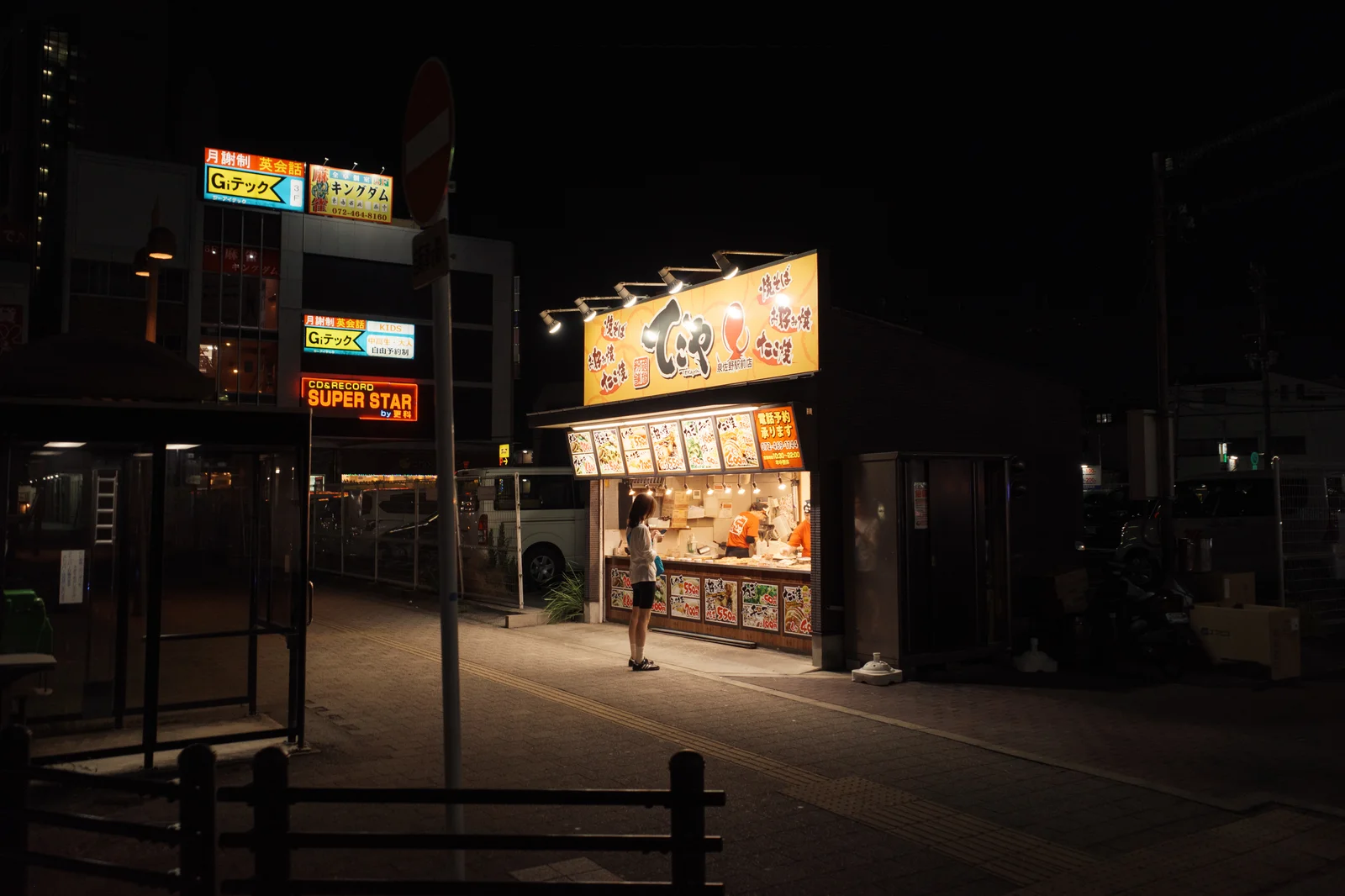 夜色中的街边灯箱